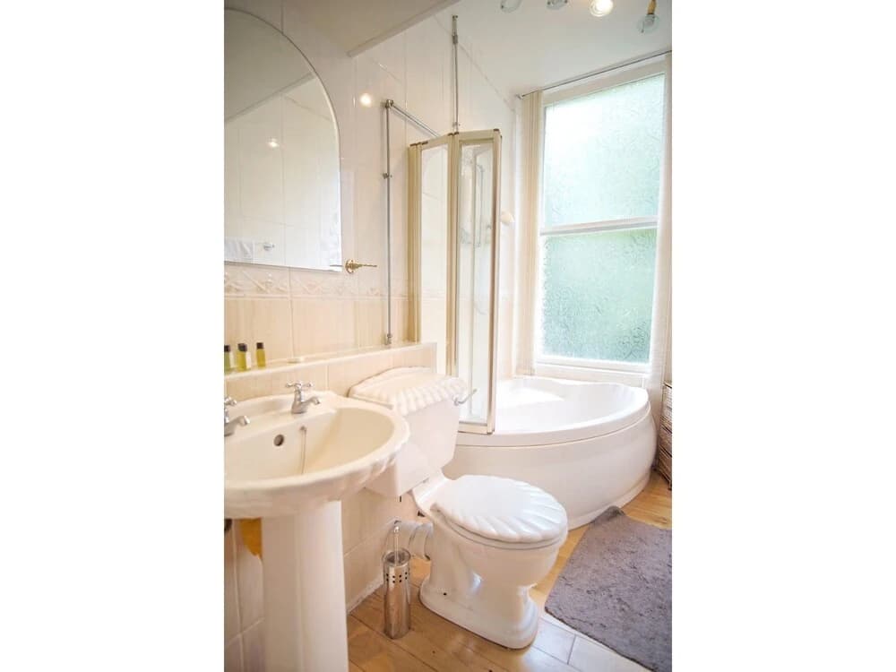Spacious 2 Bedroom Flat, Leith Walk - photo 8