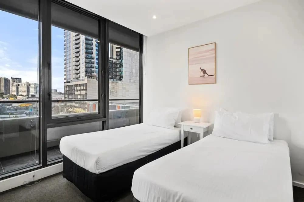 Stylish Southbank 2-bed Flat w/ Balcony - photo 1