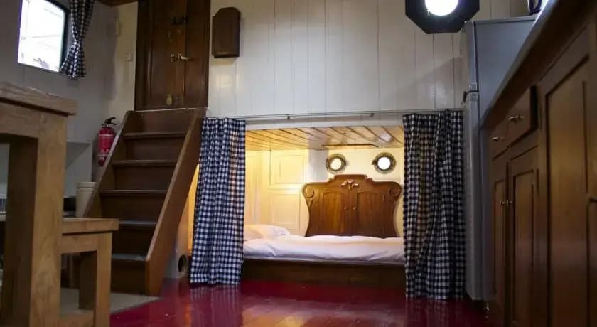 The Burret Houseboat - photo 3