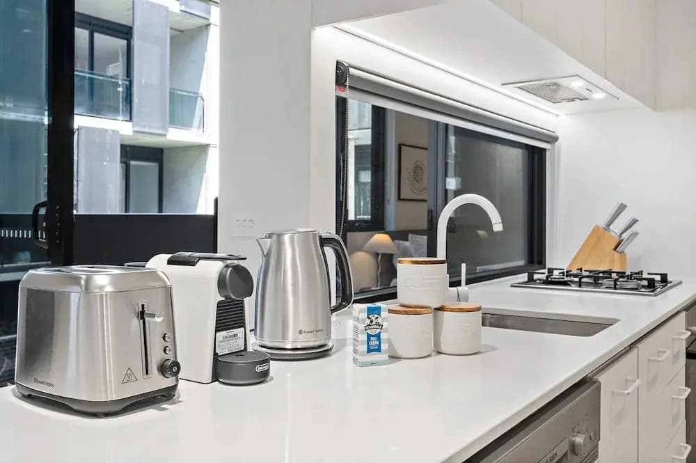 Well-lit 2-bed Apartment With Balcony - photo 11