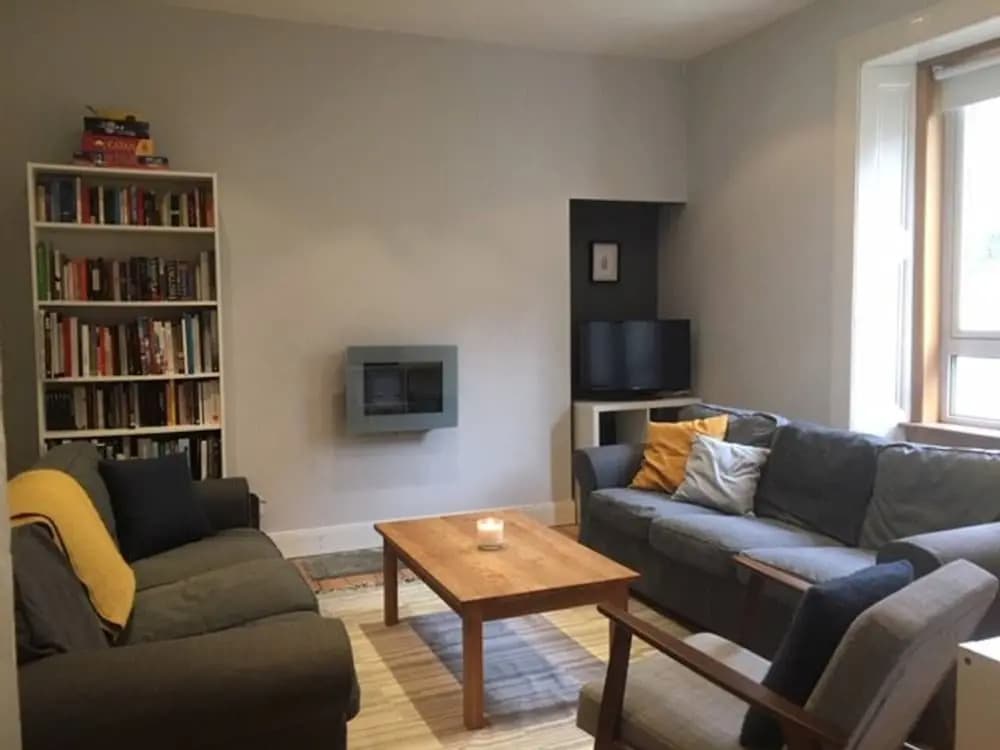 Spacious 3 Bedroom Flat in a Charming Location - photo 9