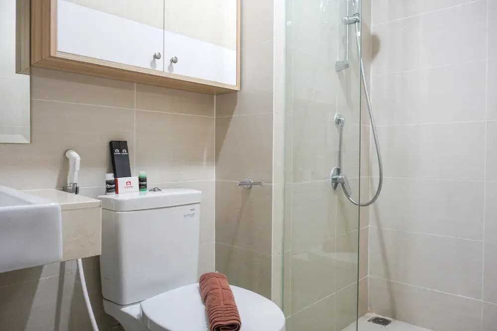Modern Studio Room Puri Mansion Apartment - photo 8