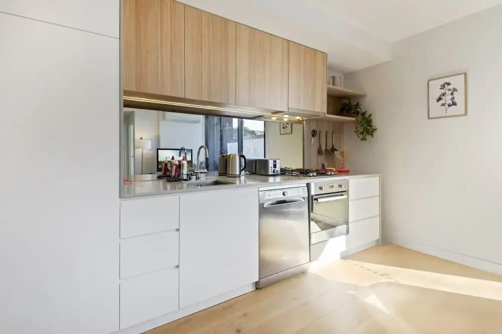 Cosy 1-bed With Private Balcony By Showgrounds - photo 9