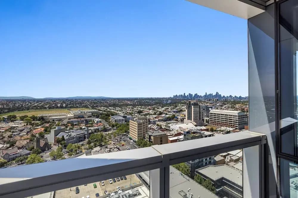Chic 1-bed With Parking, Gym, Pool & City Views - photo 14