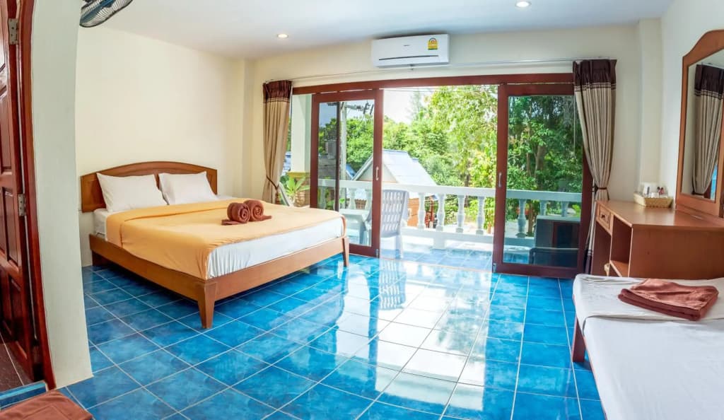 Hugs Guesthouse - photo 2
