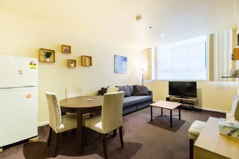 ELIZA, 2BDR Melbourne Apartment - photo 2