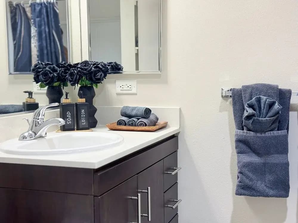 Beautiful 1 BR in LA Gym Pool 10mins to Cedar - photo 9