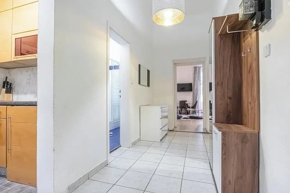 Modern 1BR Apartment Central Location - photo 9