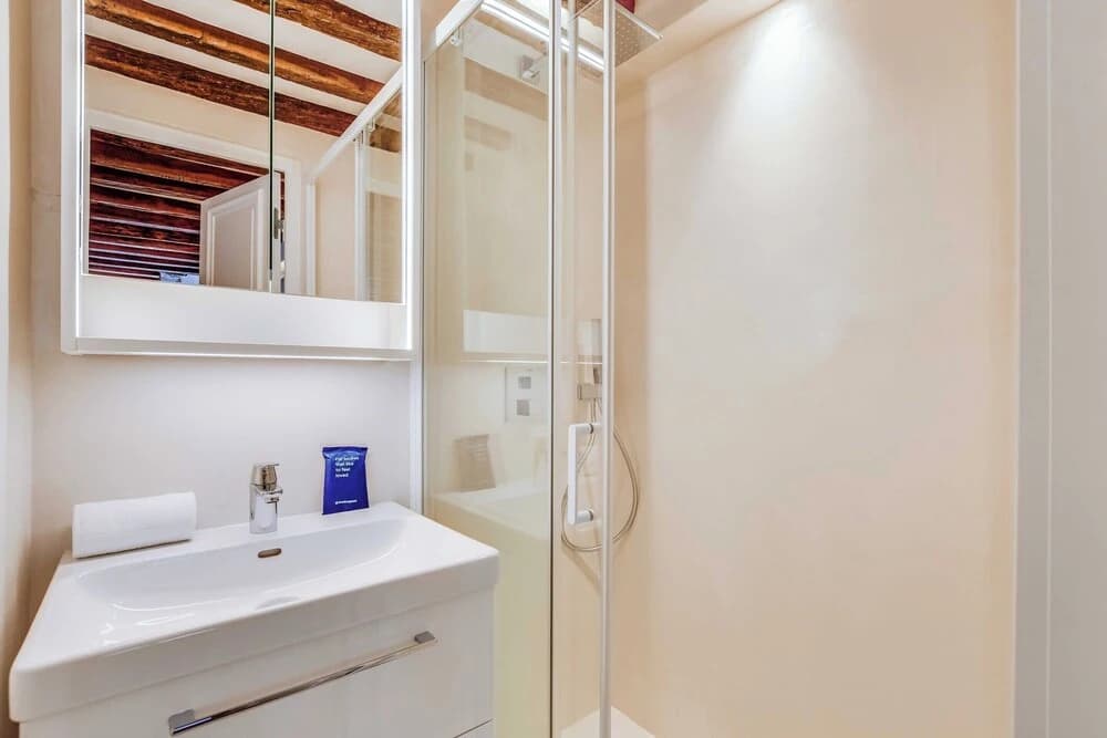 2bdr/5p Apartment au Centre de Paris in Downtown Paris - photo 7