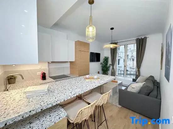 Splendid Eiffel Tower apartment with lift access - photo 1