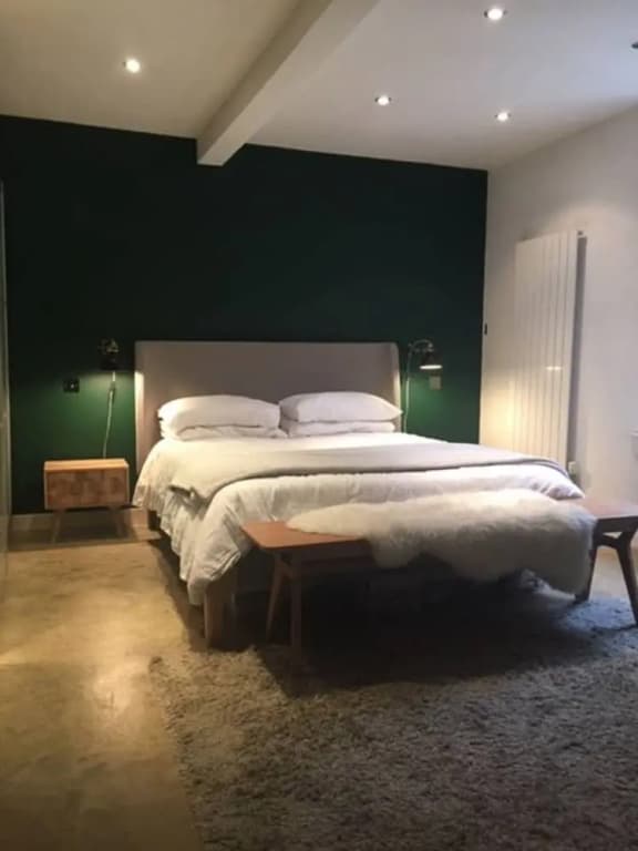 Spacious 3 Bedroom Flat in a Charming Location - photo 7
