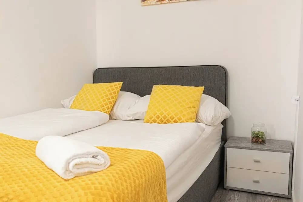Affordable 3BR Apt near Hauptbahnhof - photo 4
