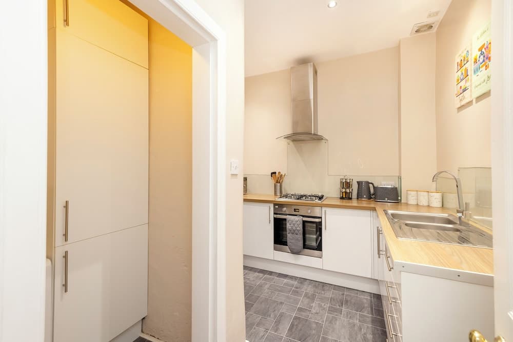 Elegant 2-Bed Flat with Edinburgh Charm - photo 16