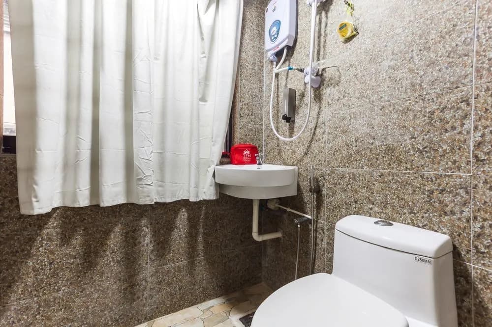 Everest Hotel by OYO Rooms - photo 9