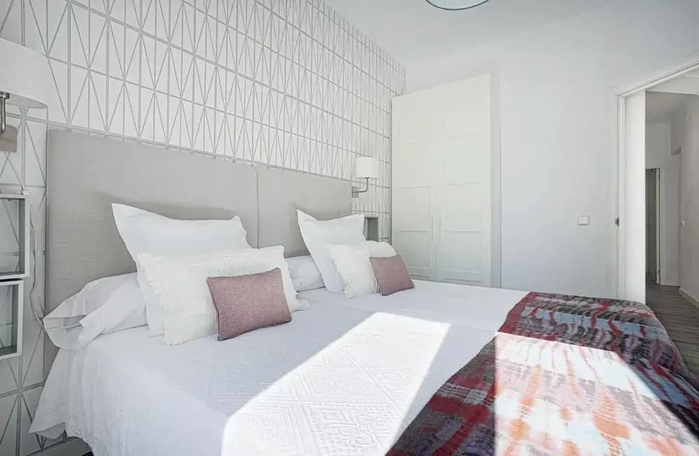 The Best Location, 8pax, 3BD & 2Bth, Reina Sofia II - photo 3