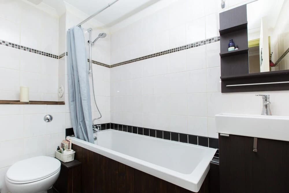Charming 2BR Flat for 4 Overlooking Holyrood Park - photo 7