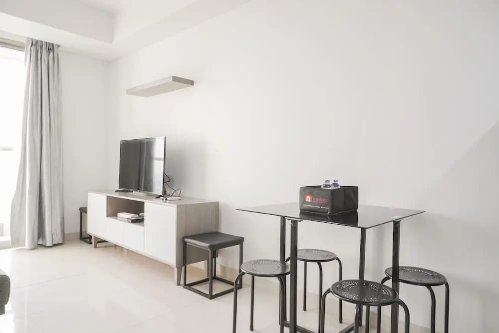 Stunning And Strategic 2Br Gold Coast Apartment Near Pik - photo 4