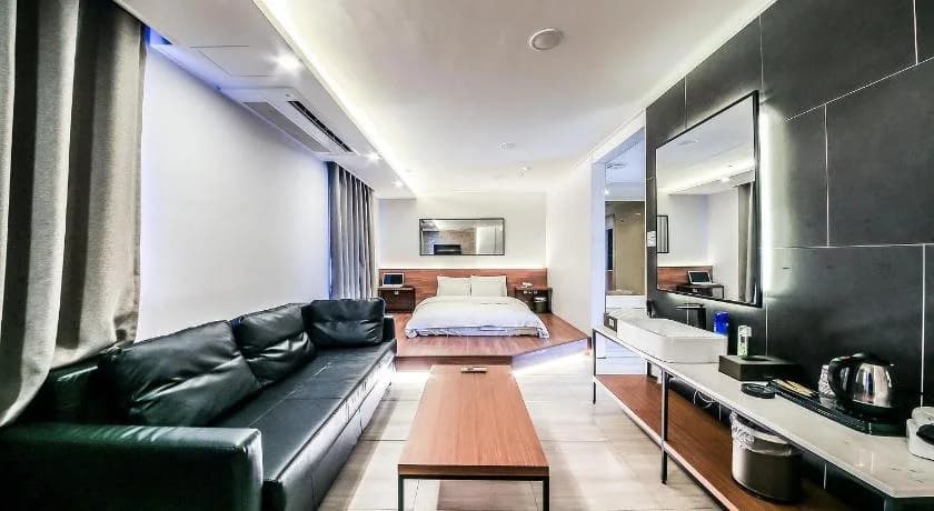 Blvd Hotel - photo 23