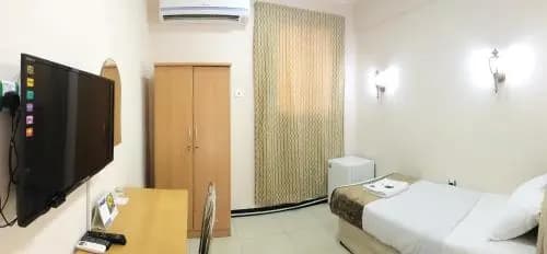 Al Hadow Hotel - photo 1
