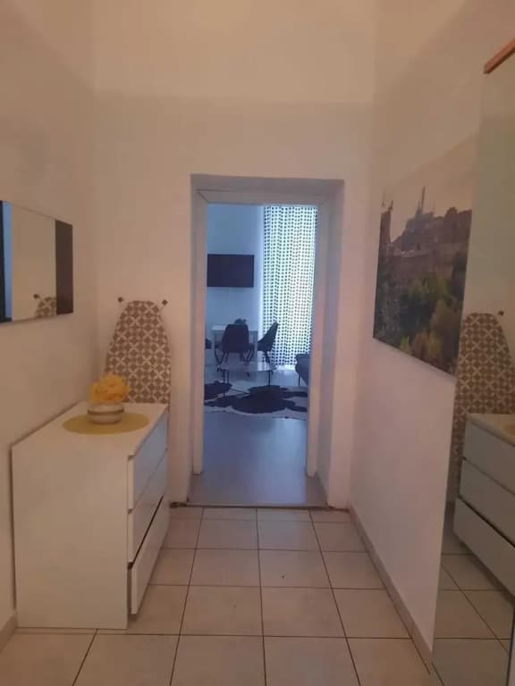 Charming 1BR Apt Steps from Belvedere - photo 2