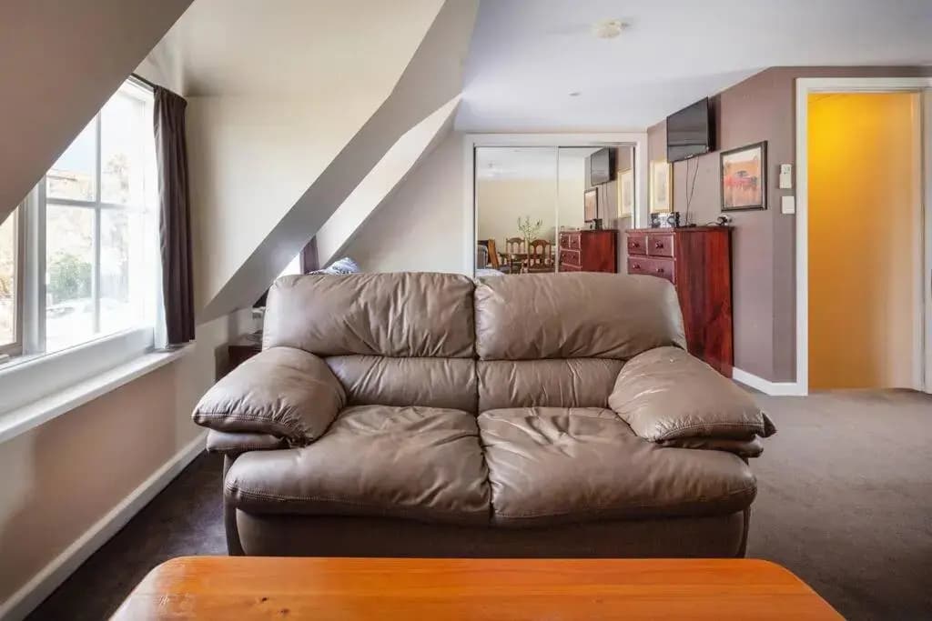 Upstairs Studio Apartment with street access - photo 3