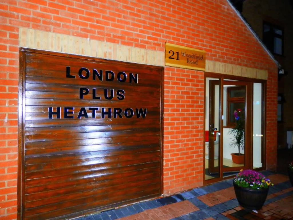 Heathrow Traveller B&B - photo 1
