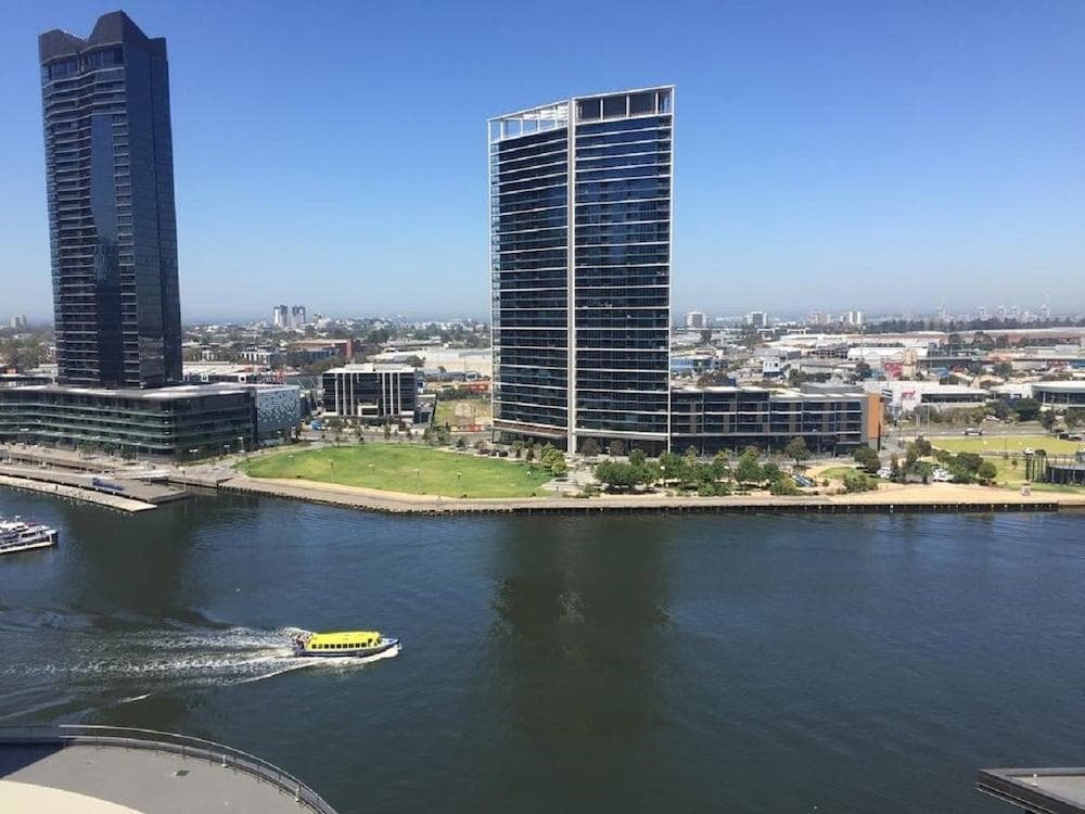 Onelife Docklands Luxury Apartment - photo 11