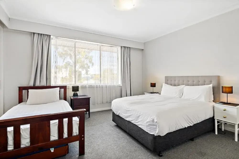 Spacious 5-bed Home With Pool in Glen Iris - photo 3