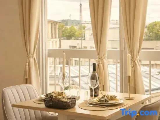 Parisian Studio with Eiffel Tower view & lift - photo 1