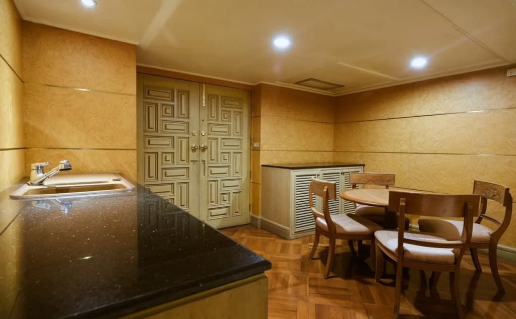 The Royal City Hotel - photo 11