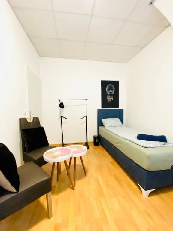 Stylish Shared 3-Bedroom Stay Near City - photo 9