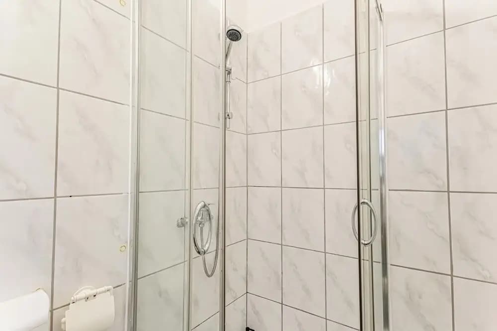 Cozy 2BR 1LR Apt Near Westbahnhof - photo 16