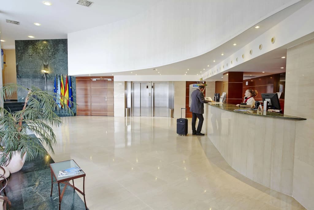 Leonardo Hotel Barcelona Gran Via - photo 1