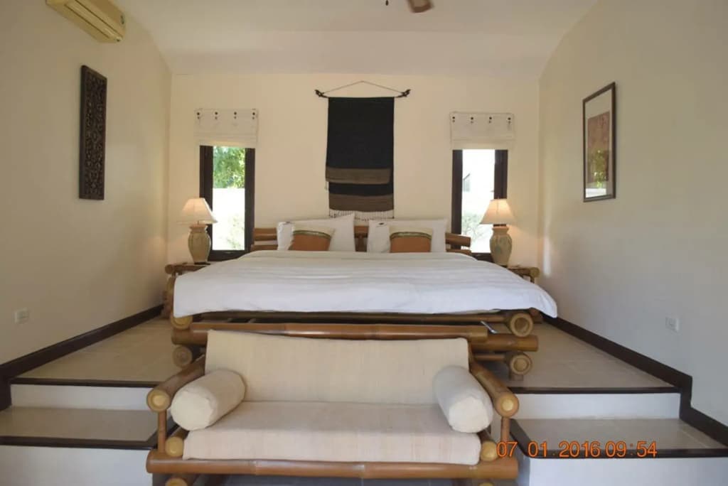 4 Bedroom Villa Gold Footsteps to Beach - photo 1