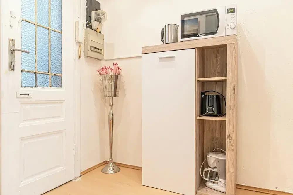 Cozy 1BR Apt Great for Long Stays - photo 10