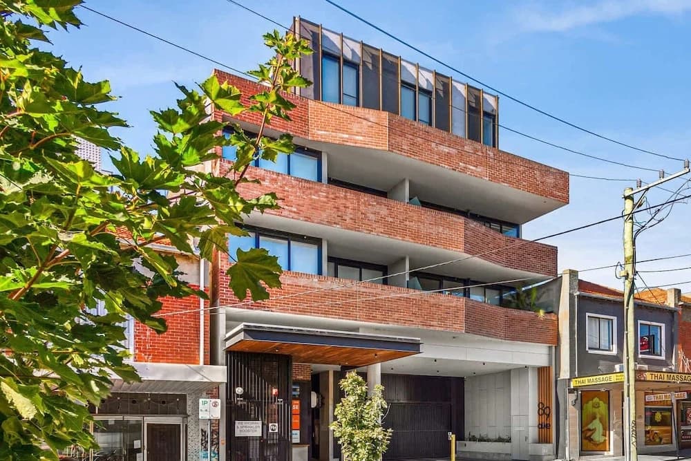 Central Oakleigh 2BR Apartment w Parking - photo 1