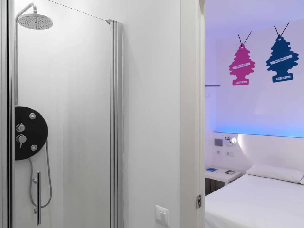 Chic & Basic Tallers Hostal - photo 2
