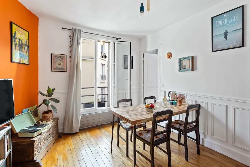 Spacious and Bright Duplex Located in the 19th - photo 2