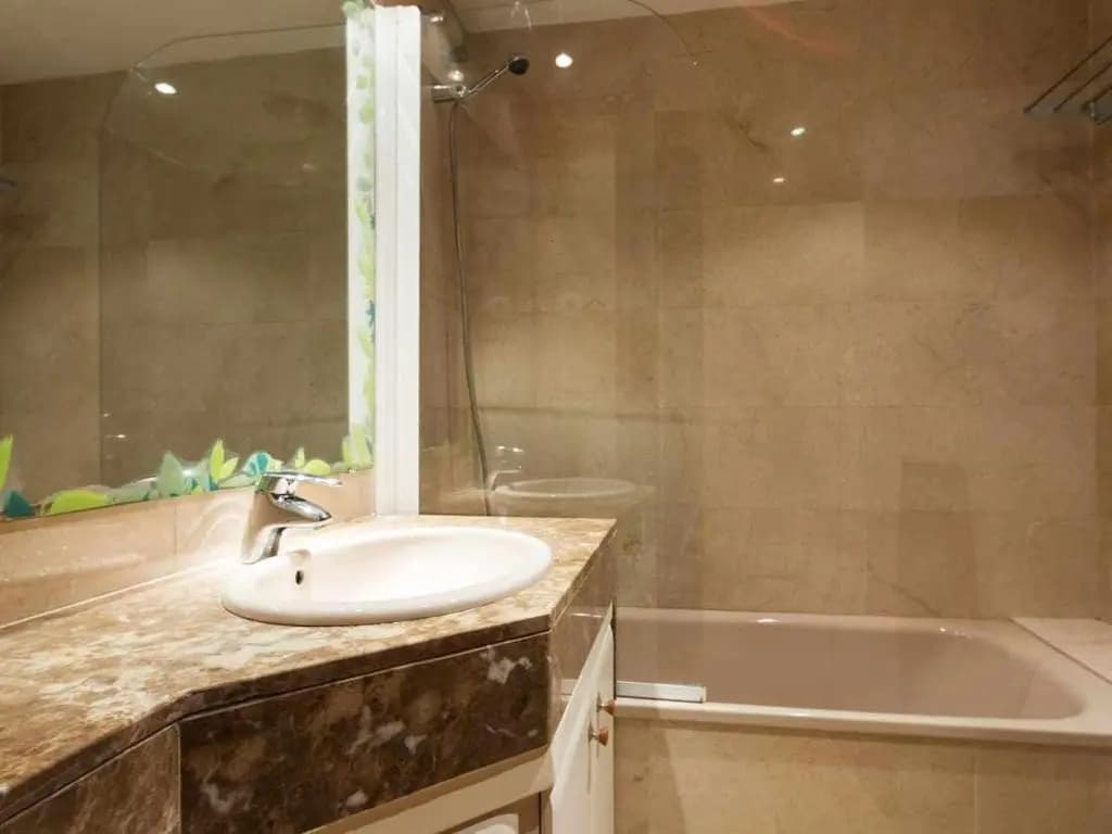 Comfortable 4 rooms 2Bath w balcony - photo 8