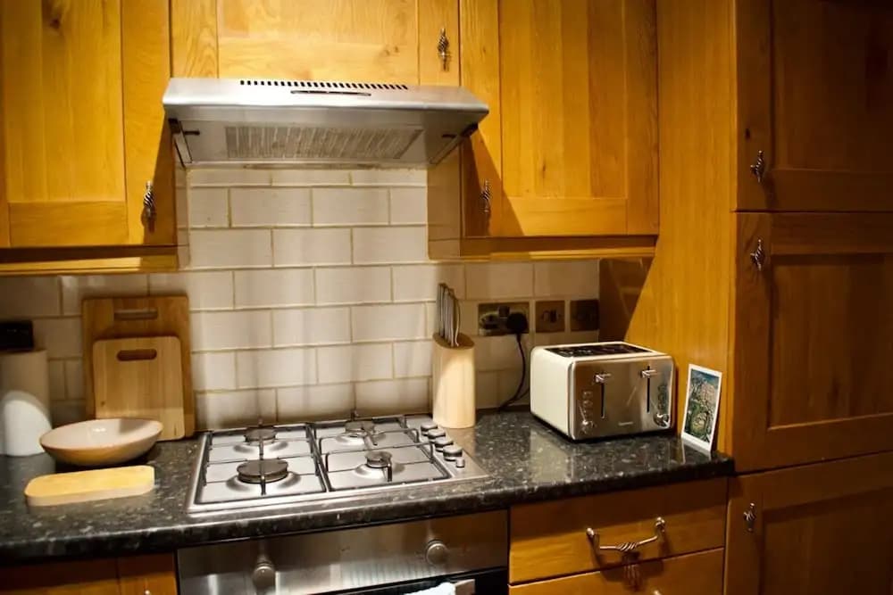 Newly Refurbed Home With Free Parking - photo 2