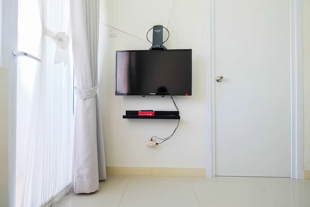 Tranquil 2BR @ Green Pramuka Apartment - photo 18