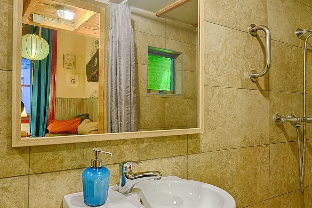 Lavender Circus Hostel And Apartments - photo 11