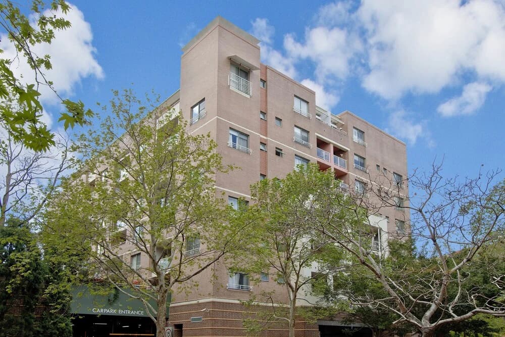 Ample Space In This 1 Bed Apt Also With Pool/Gym - photo 1