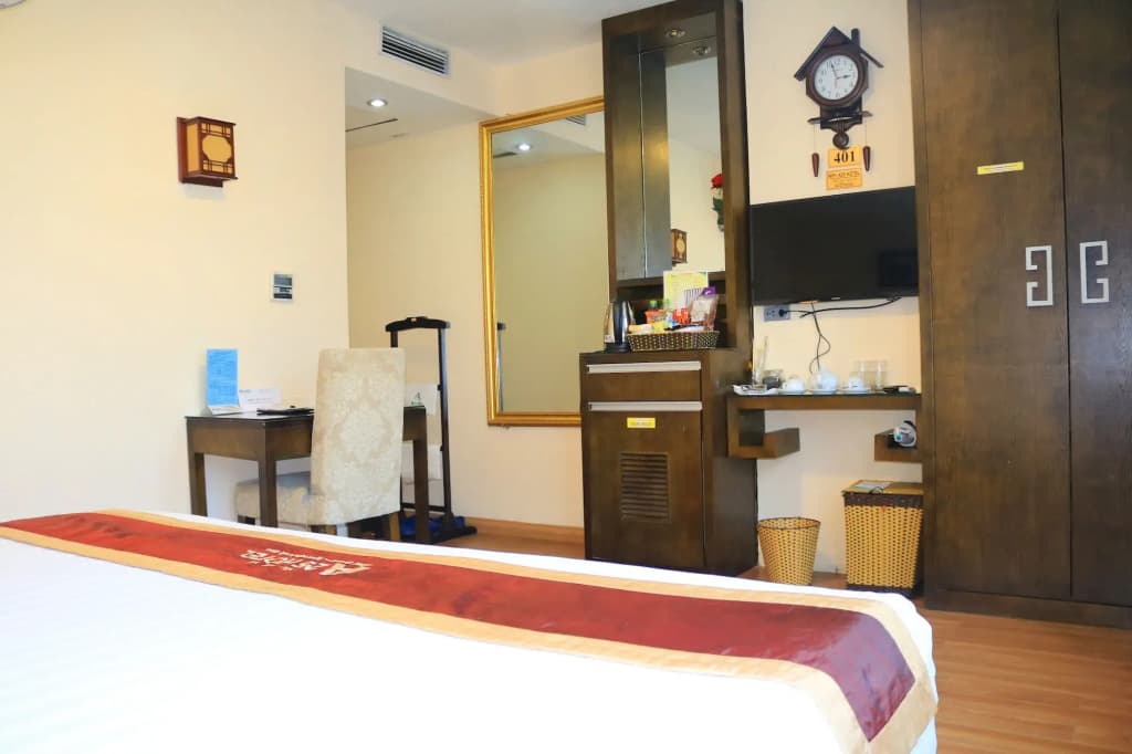 New Moon Hotel - photo 1