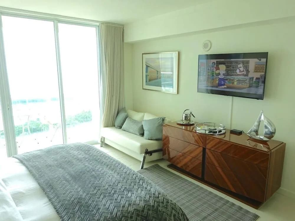 Ocean Million Dollar View Studio + Balcony #2 - photo 3