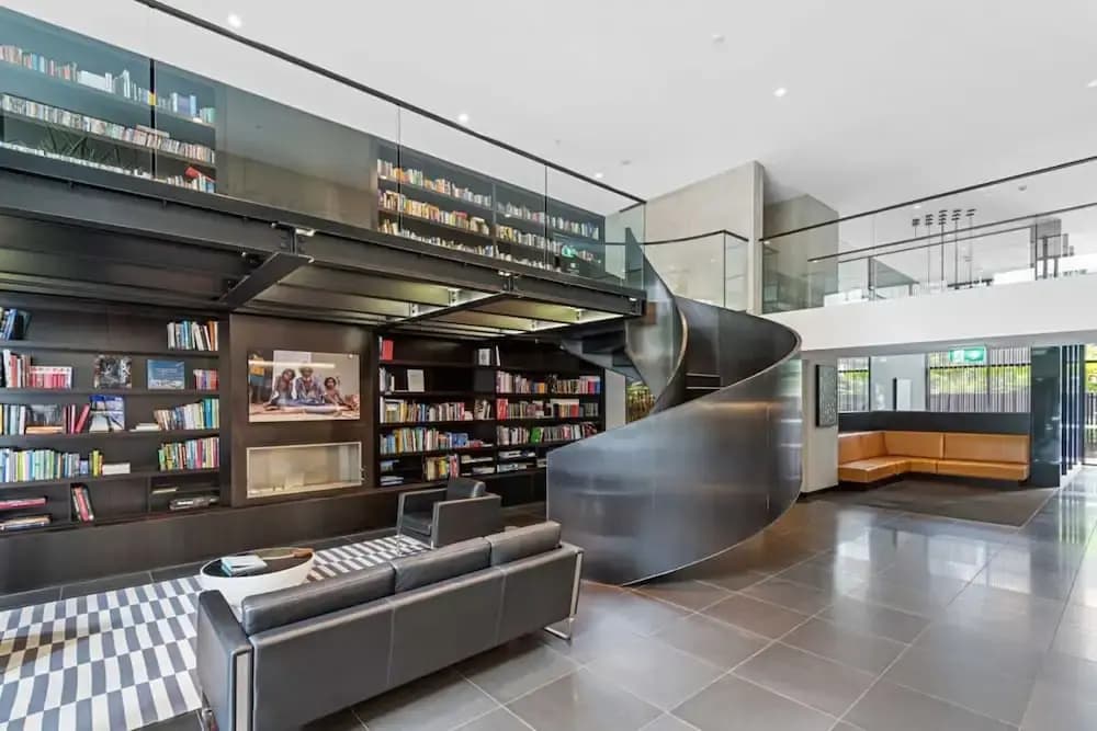 Eclectic 1-bed Apartment With Pool and Gym - photo 10
