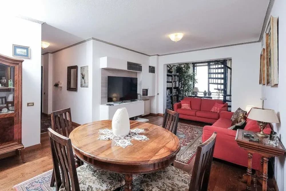 Large 3BR Eur Apartment - photo 2