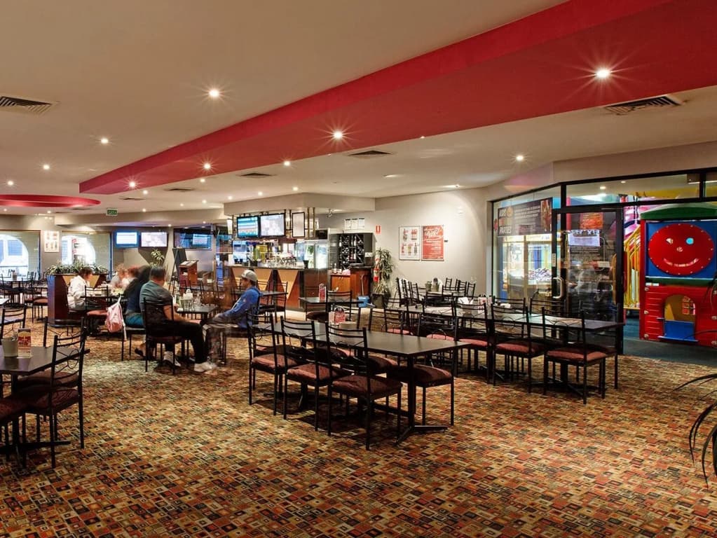 Nightcap at Monash Hotel - photo 13