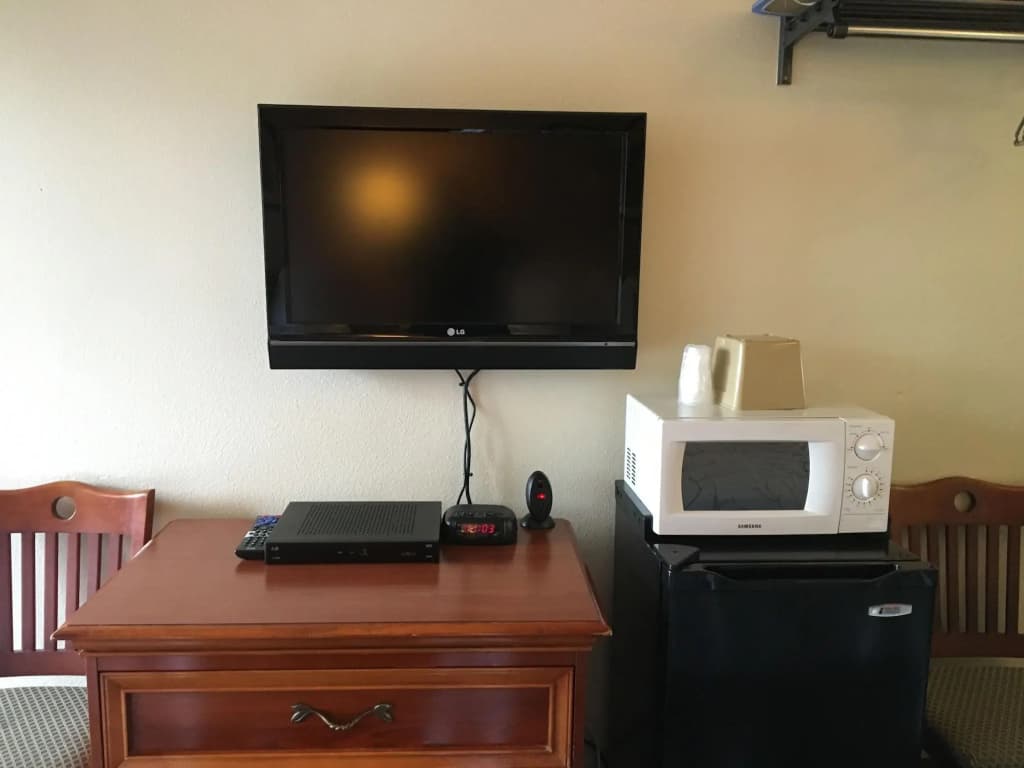 Van Ness Inn - photo 28