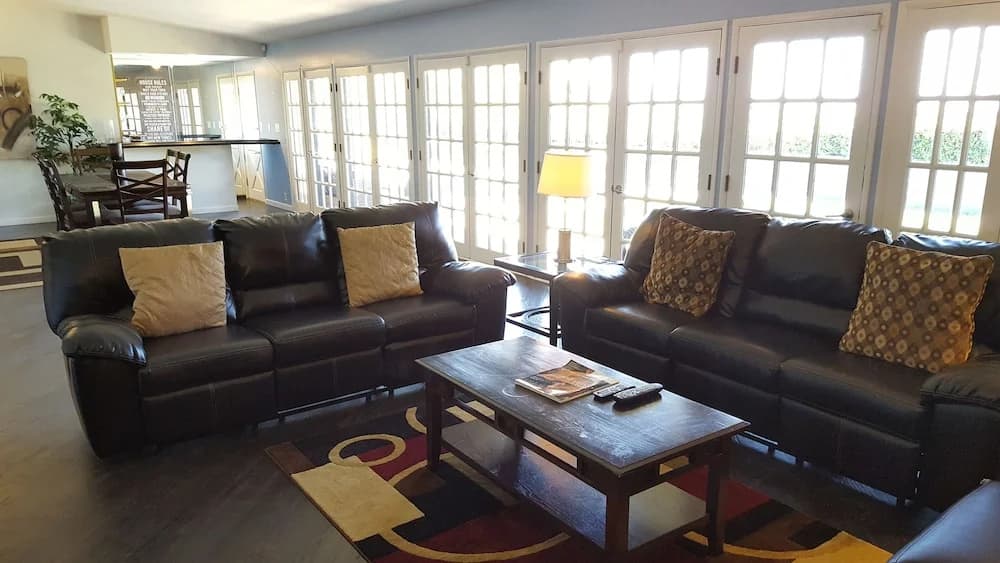 4 Bedroom Celebrity House with Pool & City View - photo 12